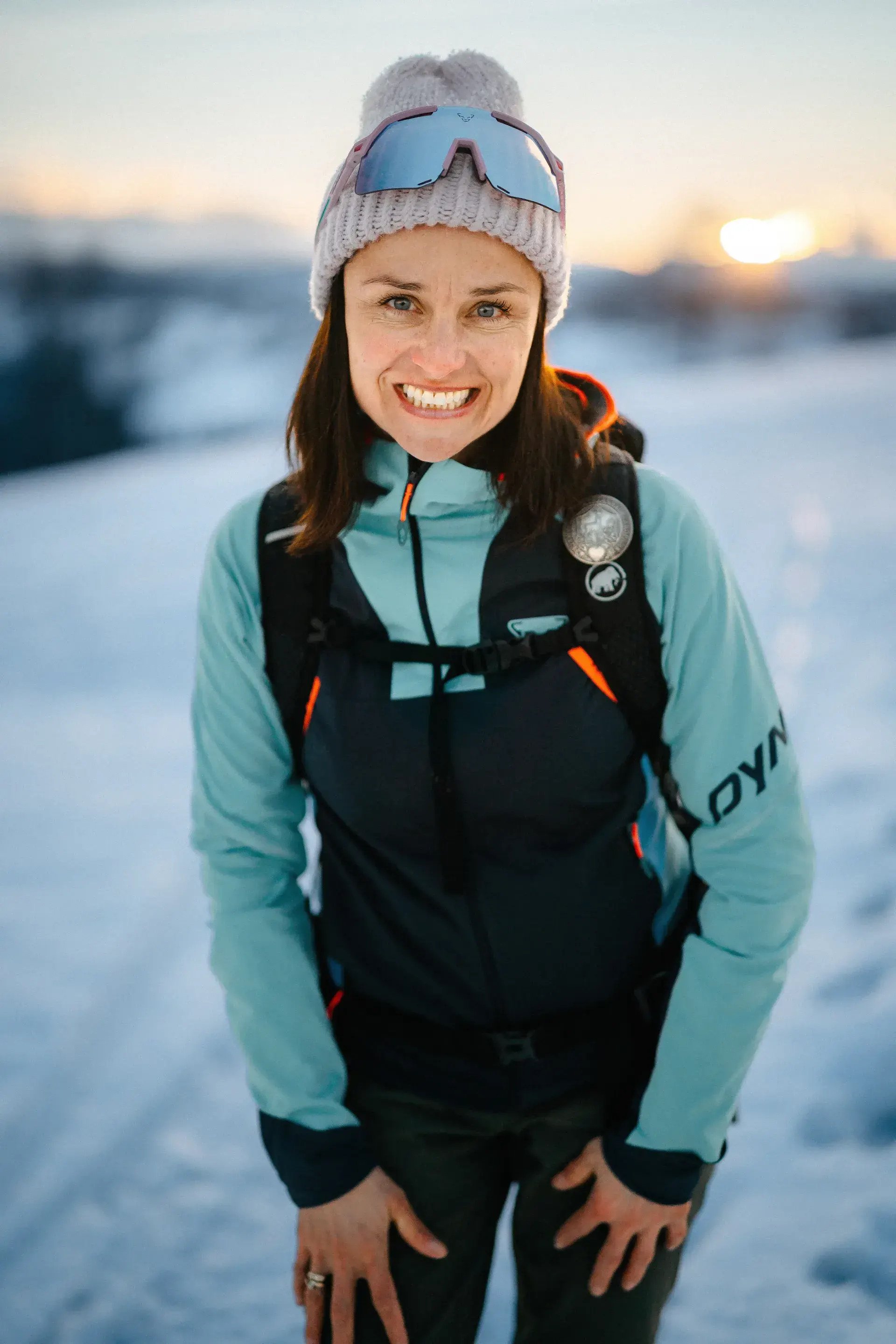 Agnieszka Stoch w stroju zimowym z plecakiem