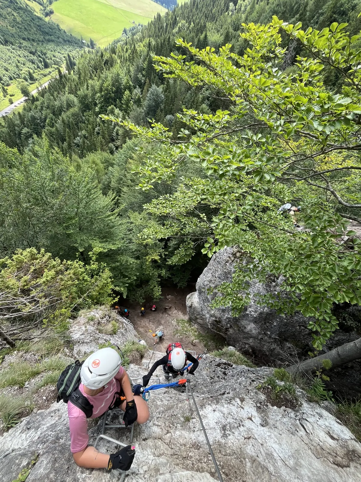 Widok w dół wąwozu z trasy ferraty podczas wspinaczki