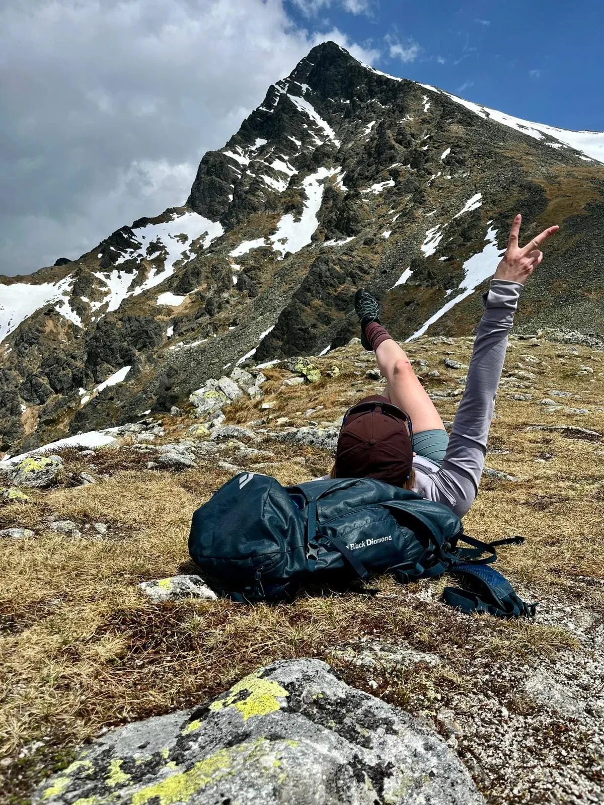 Odpoczynek na szlaku z widokiem na tatrzański szczyt