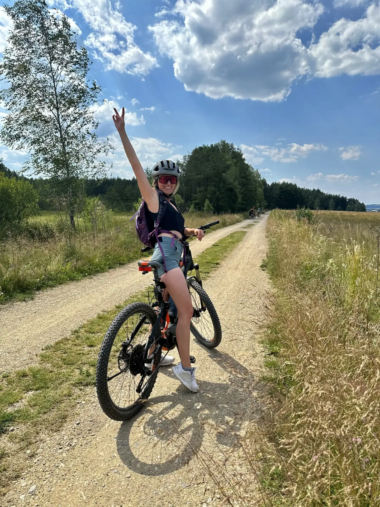 Uczestniczka wycieczki rowerowej na letniej polnej drodze