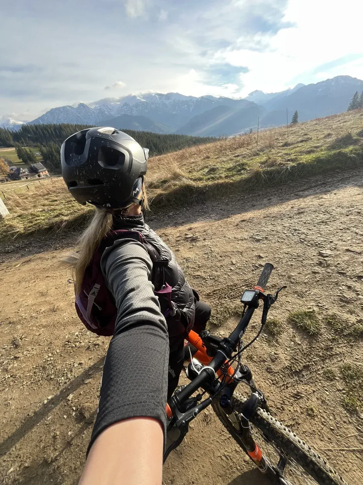 Rowerzystka na szlaku z widokiem na Tatry